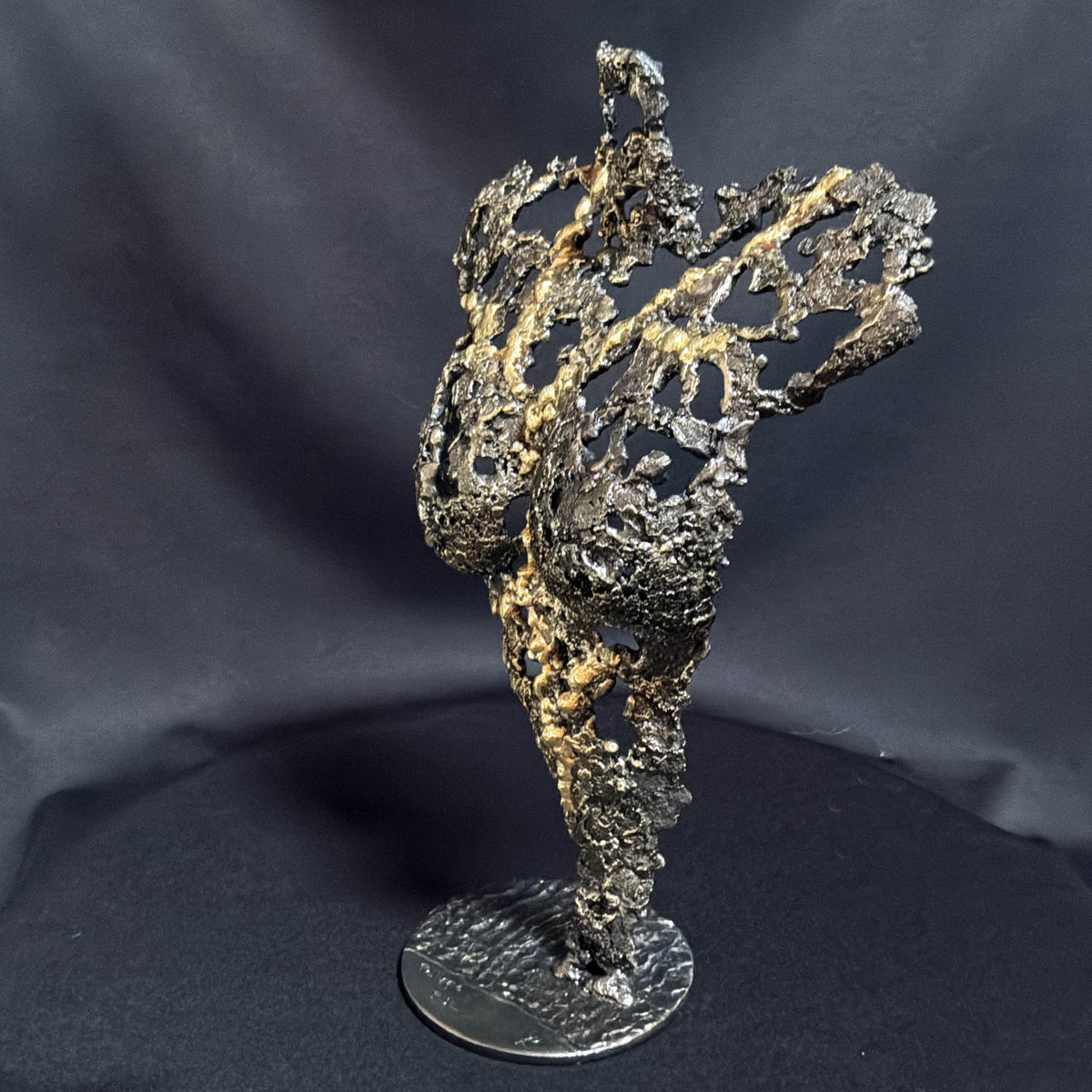 Profil droit de Le Souffle du Jour, buste féminin en dentelle de métal aux reflets de laiton et à la silhouette sculpturale.