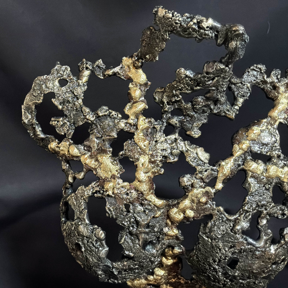 Détail de la dentelle de métal de Le Souffle du Jour, montrant les ramifications et la texture de la matière.