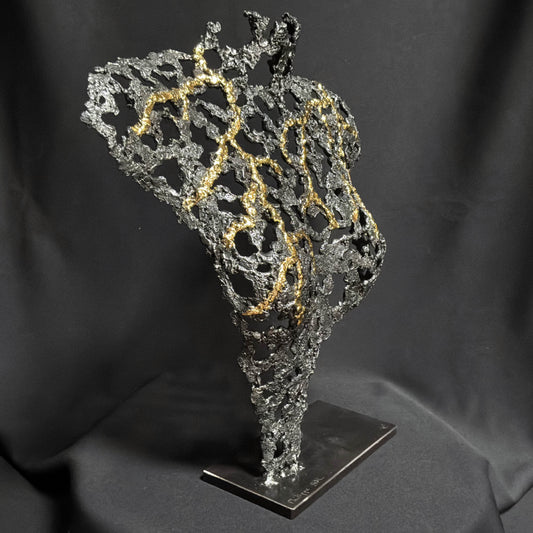 Vue de profil droit de la sculpture Belisama L’Alchimie intérieure, buste féminin en métal ajouré