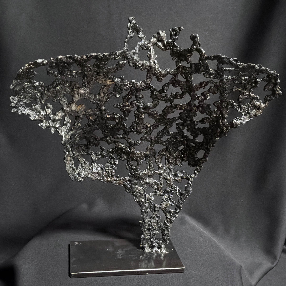 Vue arrière du buste Belisama L’Alchimie intérieure révélant la structure en dentelle de métal