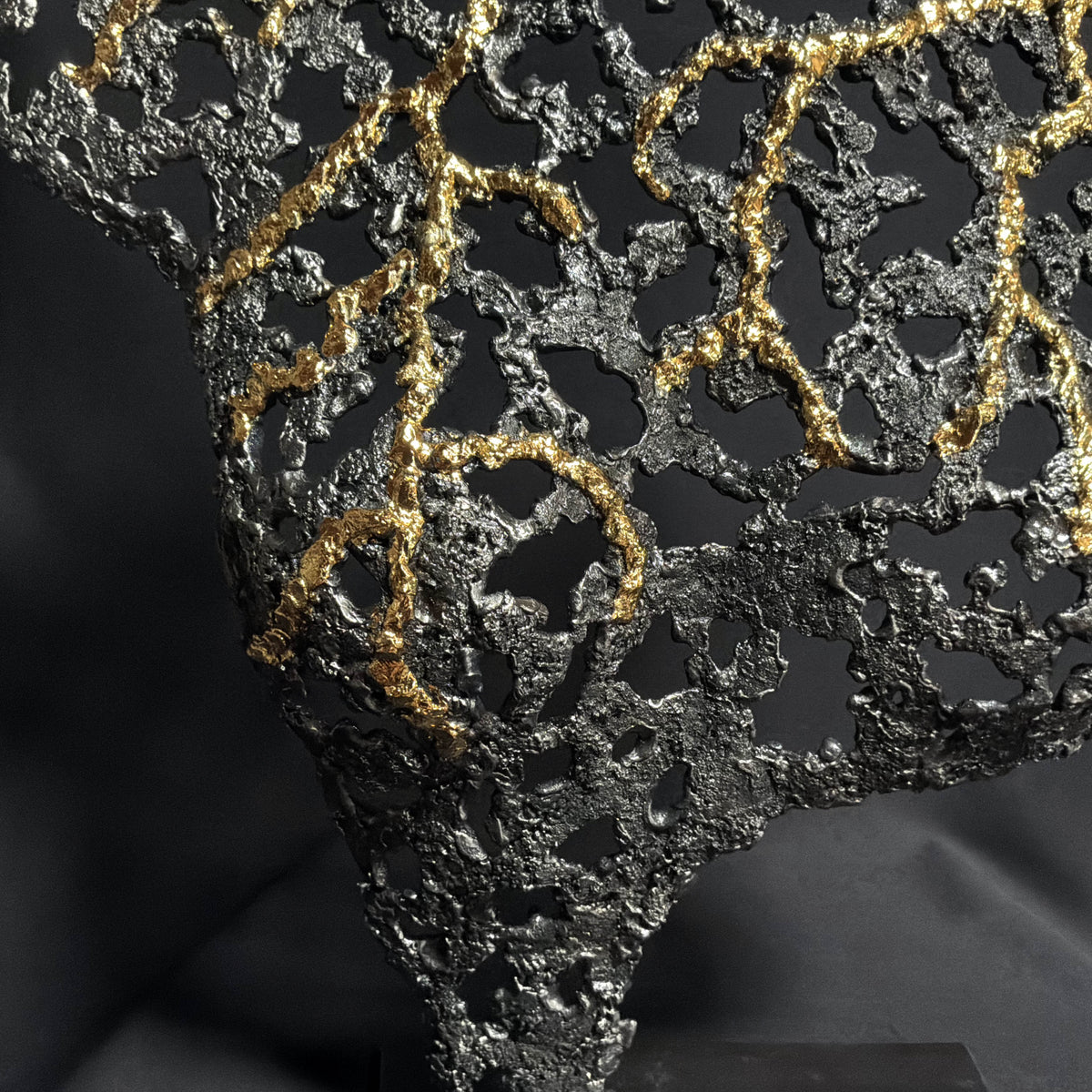 Détail de la dentelle de métal de la sculpture Belisama L’Alchimie intérieure