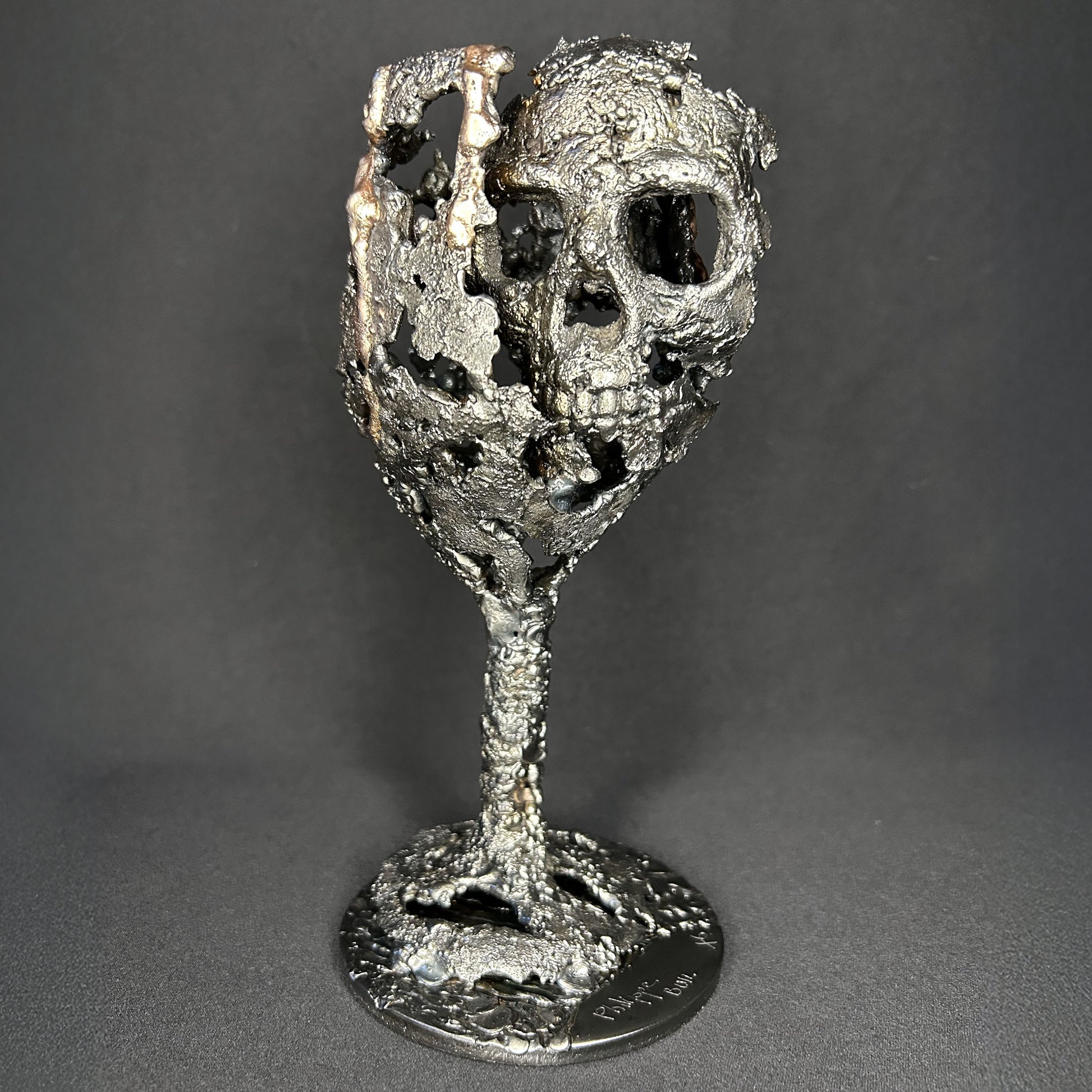 sculpture Le Calice du Silence Philippe Buil tête de mort métal
