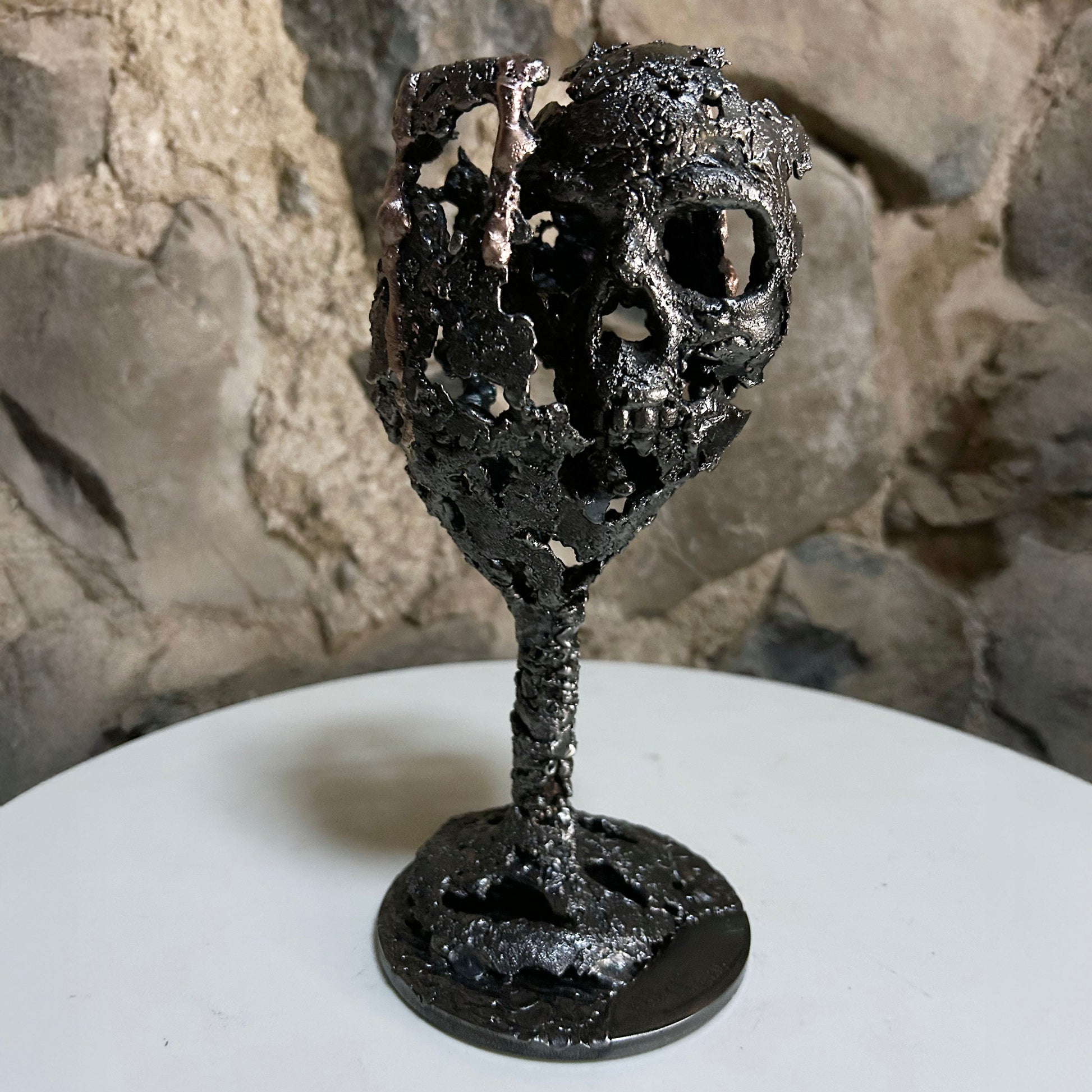 sculpture Le Calice du Silence Philippe Buil tête de mort métal