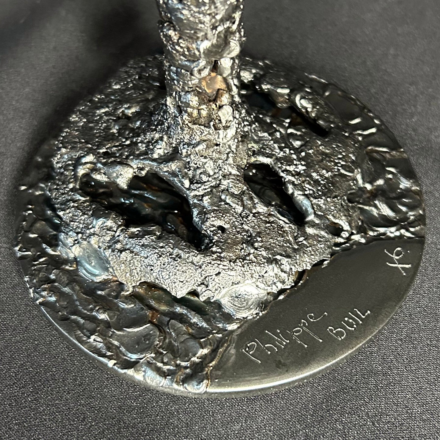 sculpture Le Calice du Silence Philippe Buil tête de mort métal