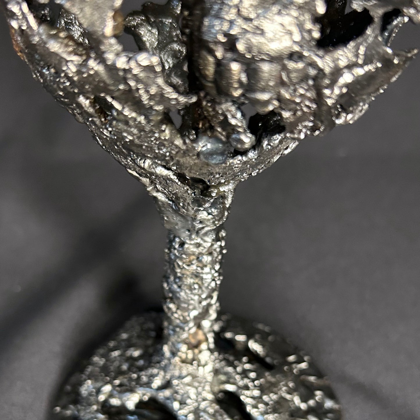 sculpture Le Calice du Silence Philippe Buil tête de mort métal