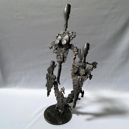 Cette sculpture de Philippe Buil, inspirée par Fernand Léger présente une composition abstraite et aérée, évoquant des figures spectrales ou des formes humanoïdes stylisées.
