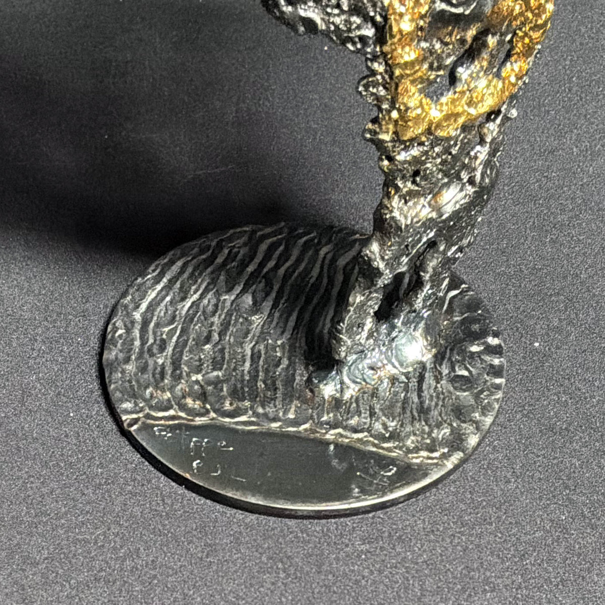 Socle de la sculpture Pavarti l’Enluminée avec la signature de l’artiste