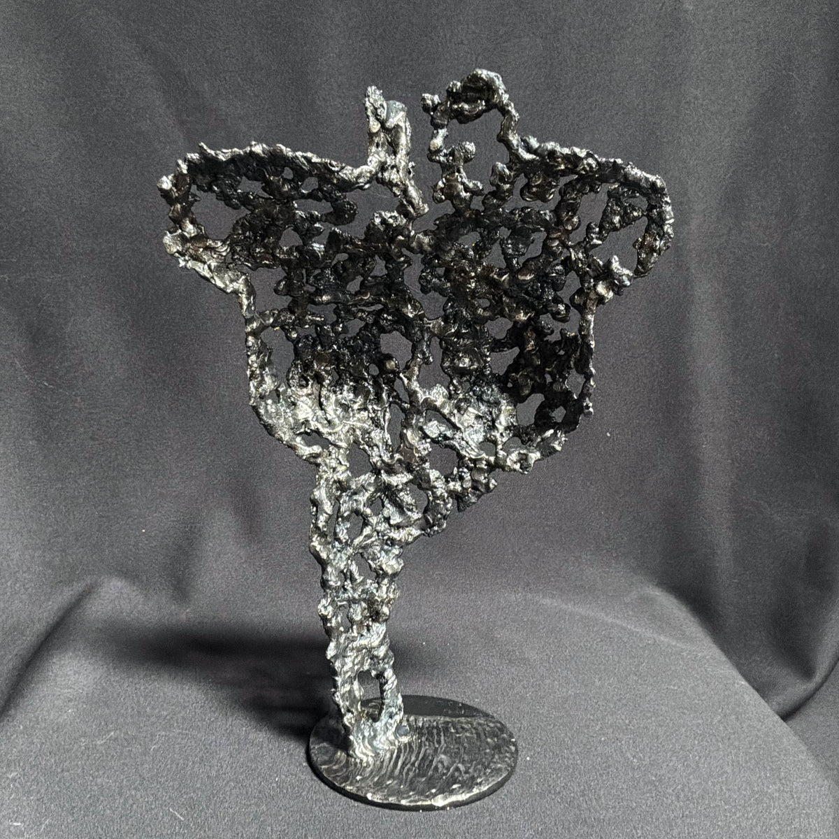 Vue arrière de Pavarti l’Enluminée montrant la dentelle de métal et les détails de la structure en acier