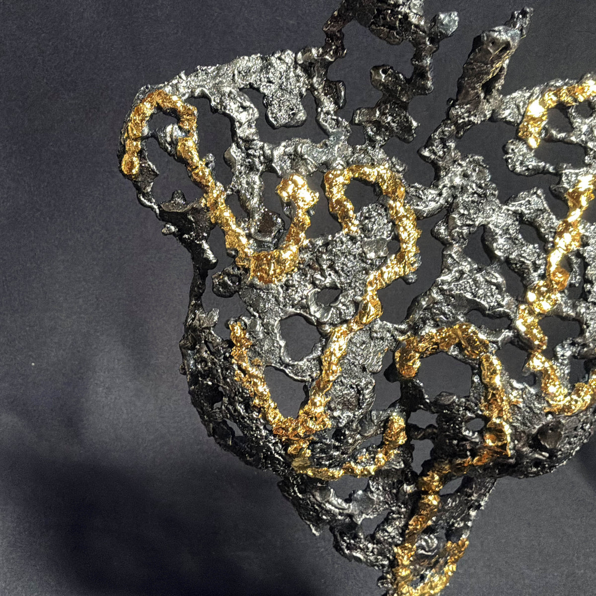 Gros plan sur la dentelle de métal de Pavarti l’Enluminée et ses lignes d’acier entrelacées