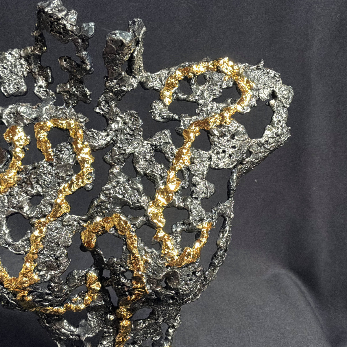 Détail des arabesques dorées sur la dentelle de métal du buste Pavarti l’Enluminée