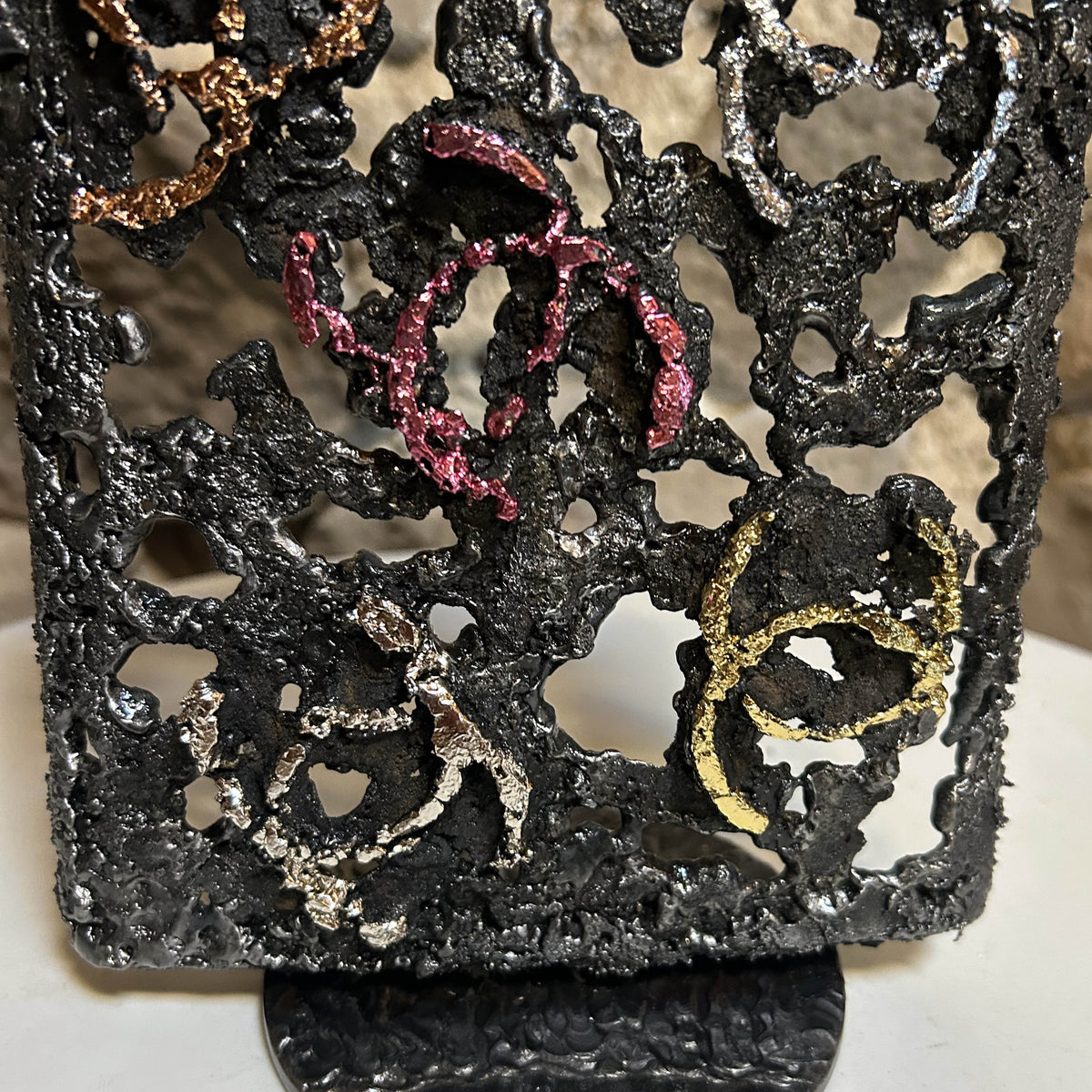 Finition métallisée des logos sur la sculpture Chanel N°5 de Philippe Buil