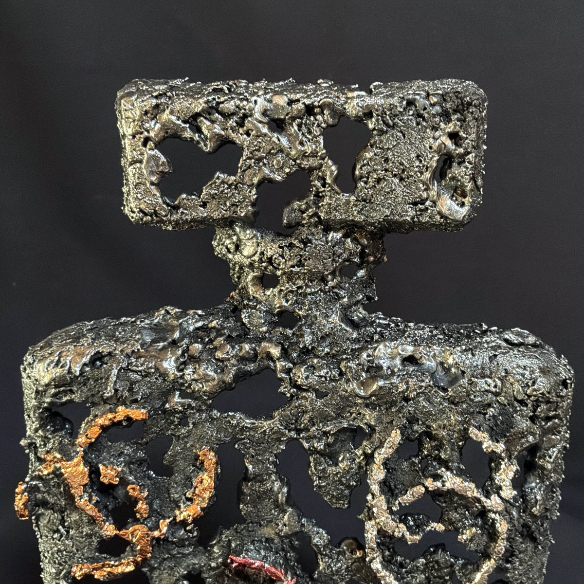 Gros plan sur le bouchon du flacon chanel de la sculpture L’Essence d’une Icône