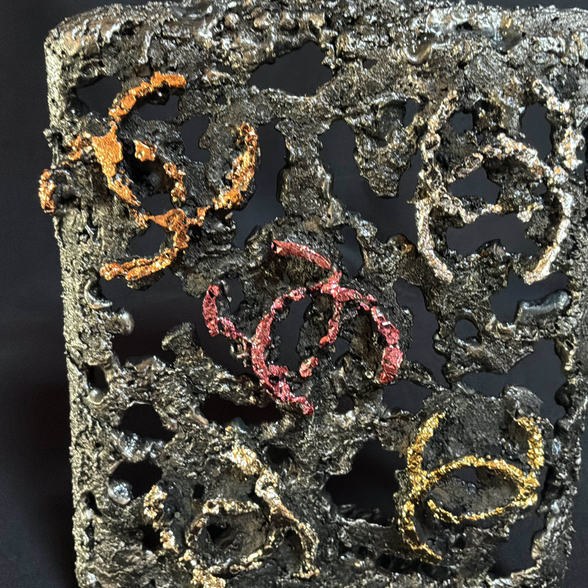 Détail des logos Coco Chanel aux différentes couleurs métalliques sur le flacon sculpté