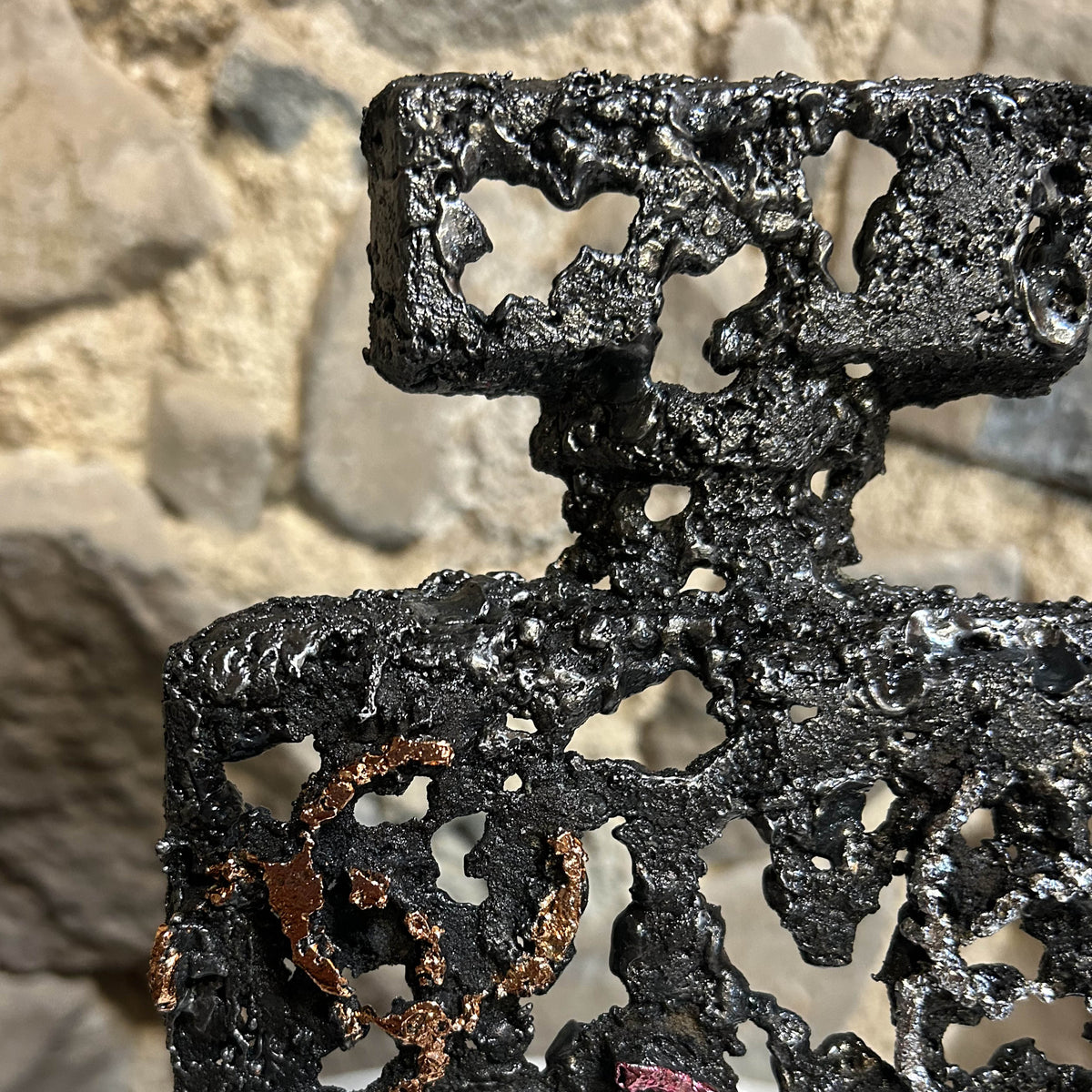 Gros plan sur la dentelle d’acier et les ouvertures de la sculpture L’Essence d’une Icône