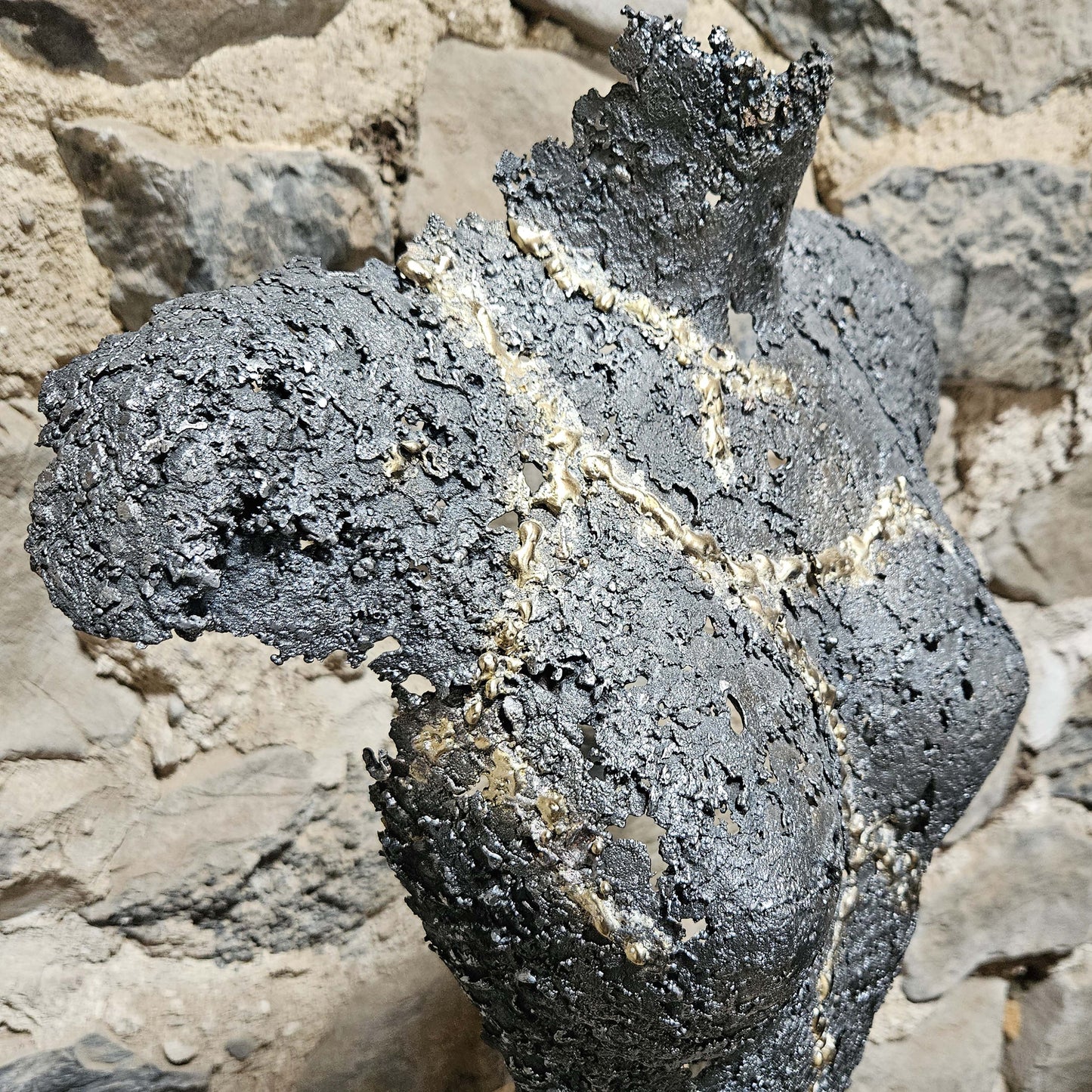 Œuvre buste femme métal Belisama Lutchia - détail