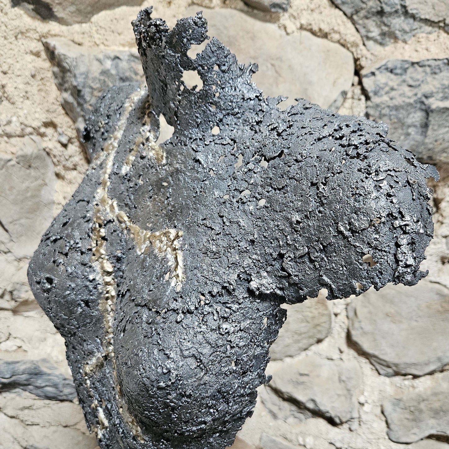 Sculpture Belisama Lutchia buste femme acier et laiton - détail