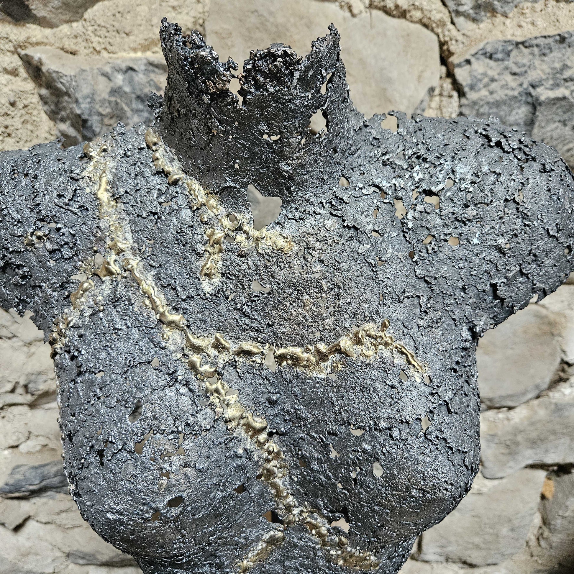 Sculpture Belisama Lutchia buste femme acier et laiton - détail