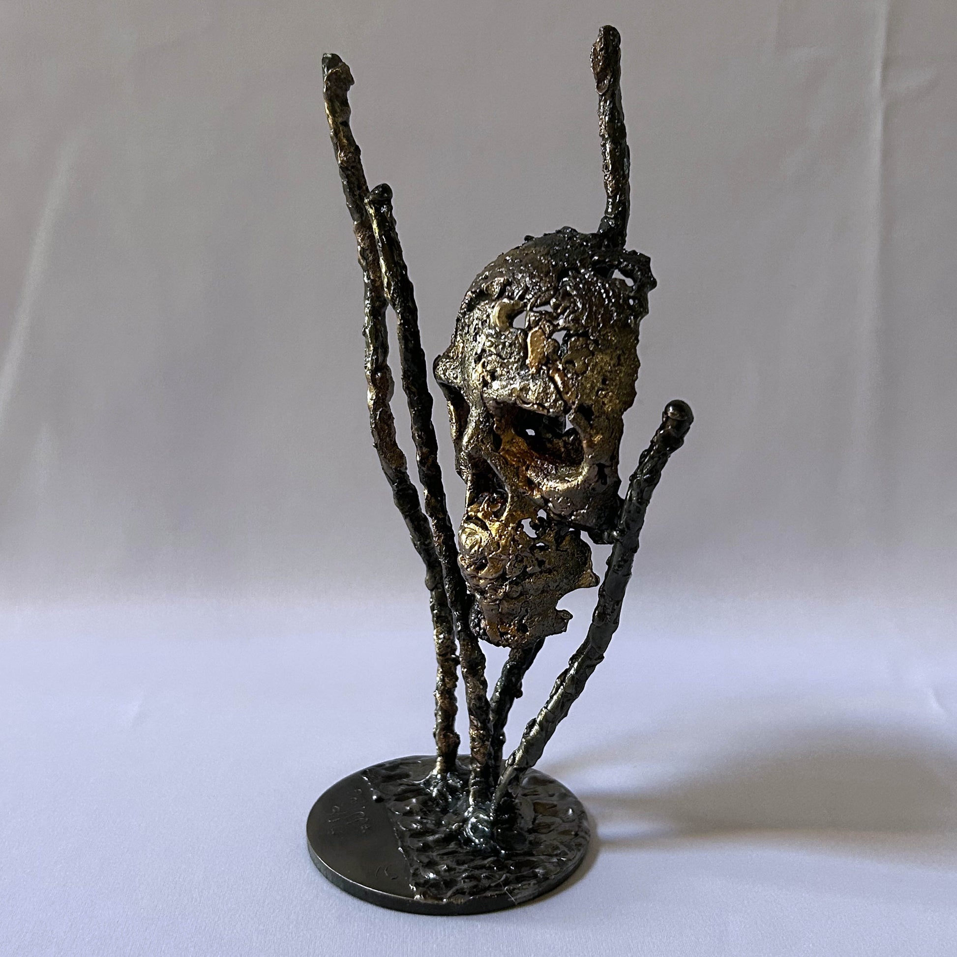 Vanité contemporaine de Philippe Buil : Sculpture tête de mort en dentelle de métal acier et Bronze