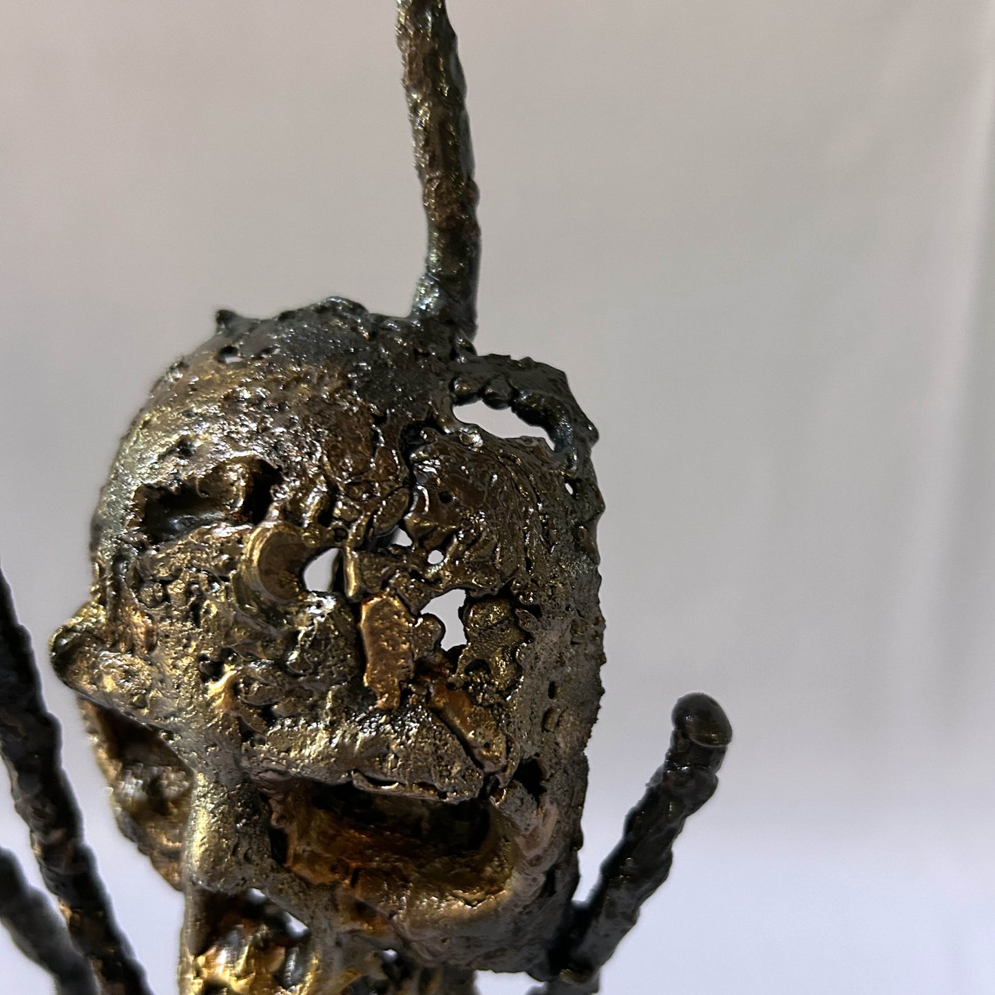 Vanité contemporaine de Philippe Buil : Sculpture tête de mort en dentelle de métal acier et Bronze