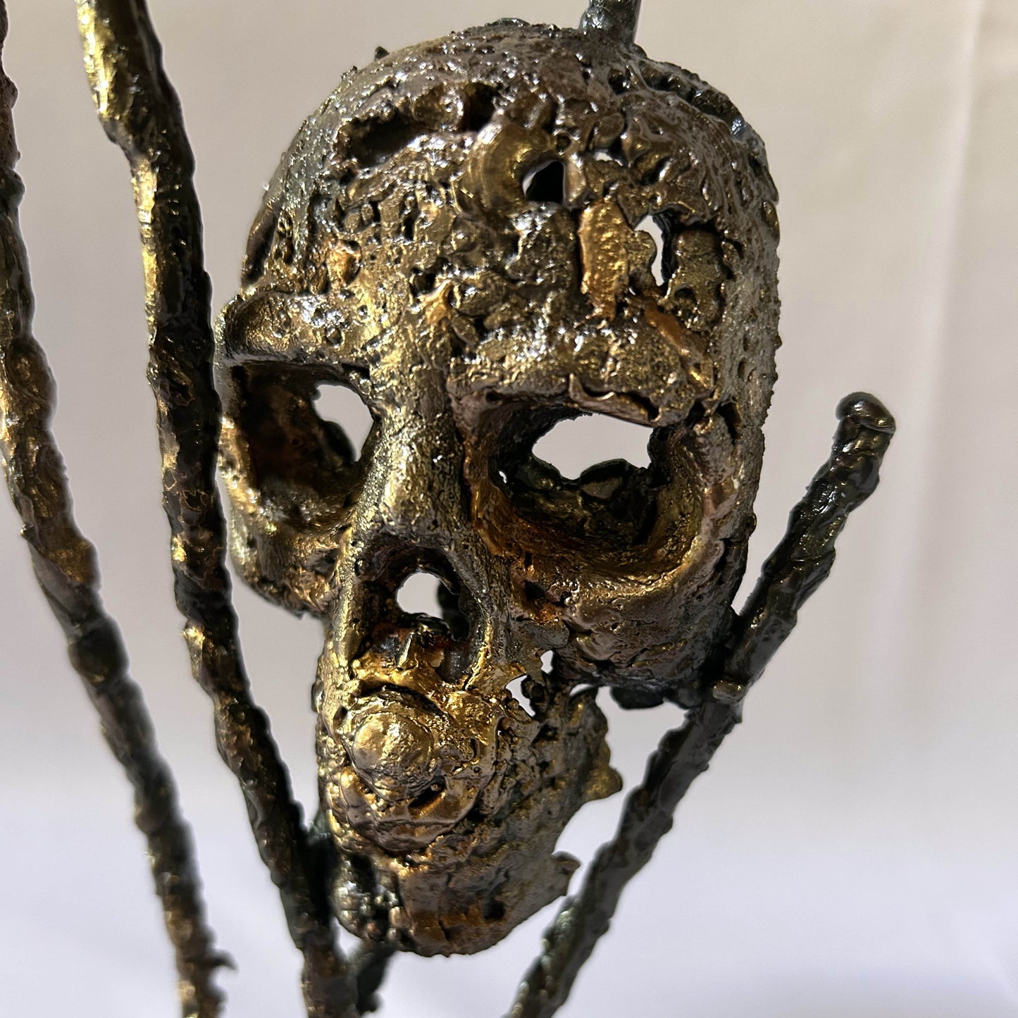 Vanité contemporaine de Philippe Buil : Sculpture tête de mort en dentelle de métal acier et Bronze