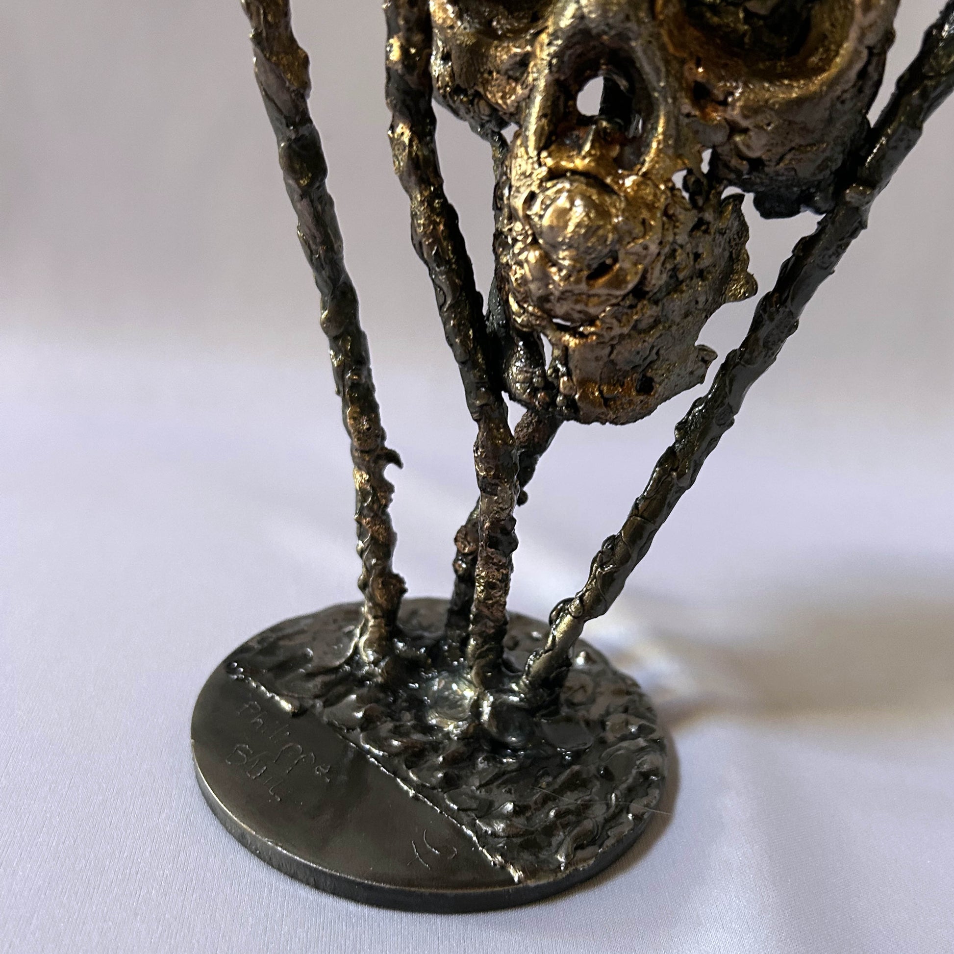 Vanité contemporaine de Philippe Buil : Sculpture tête de mort en dentelle de métal acier et Bronze