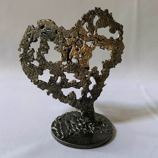 Sculpture de Philippe Buil représentant un coeur réalisée en dentelle de métal : acier et bronze