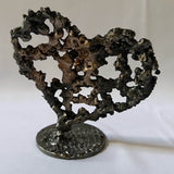 Sculpture de Philippe Buil représentant un coeur réalisée en dentelle de métal : acier et bronze