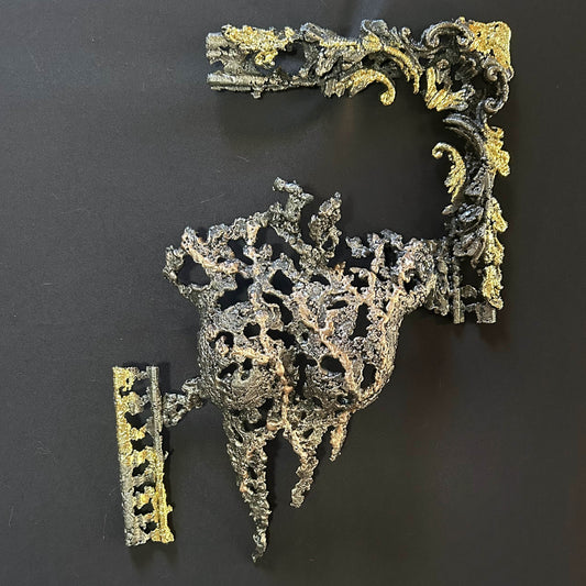 La Splendeur du Temps, sculpture murale avec buste féminin en métal et cadre ornemental doré