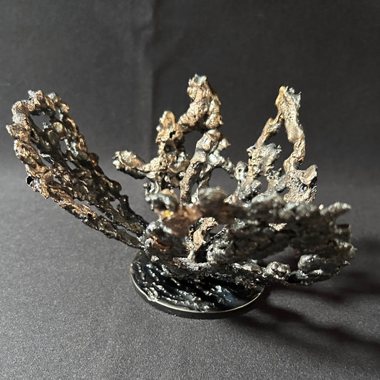 Cette œuvre unique de Philippe Buil, réalisée en dentelle de métal, capture la délicatesse et la force d’une fleur épanouie.