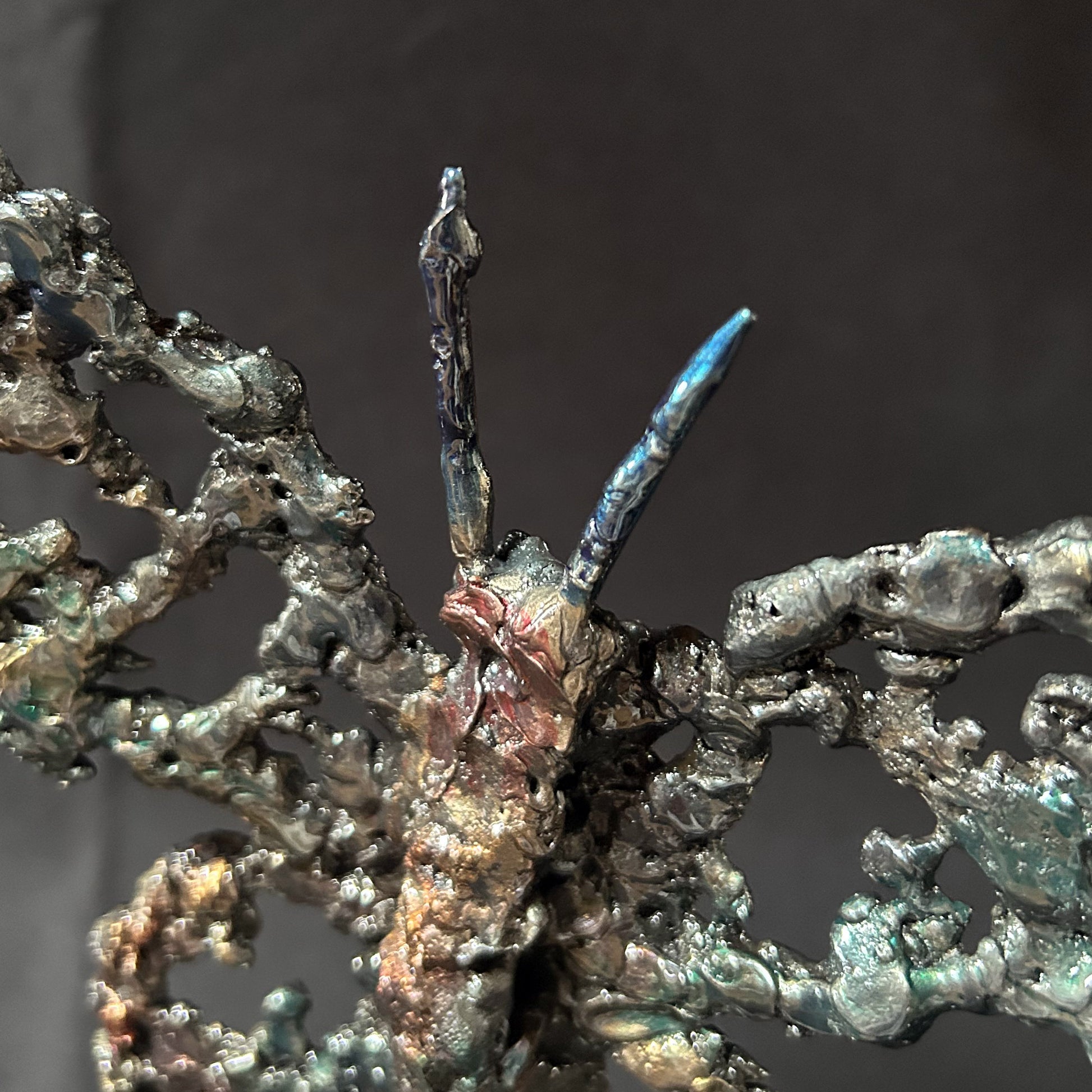 Sculpture de Philippe Buil représentant un papillon en dentelle de métal, symbole de légèreté et de transformation.