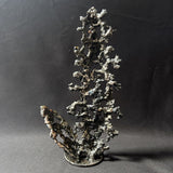 Cette sculpture abstraite de Philippe Buil évoque la légèreté d'une dentelle figée dans le métal.