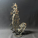 Cette sculpture abstraite de Philippe Buil évoque la légèreté d'une dentelle figée dans le métal.