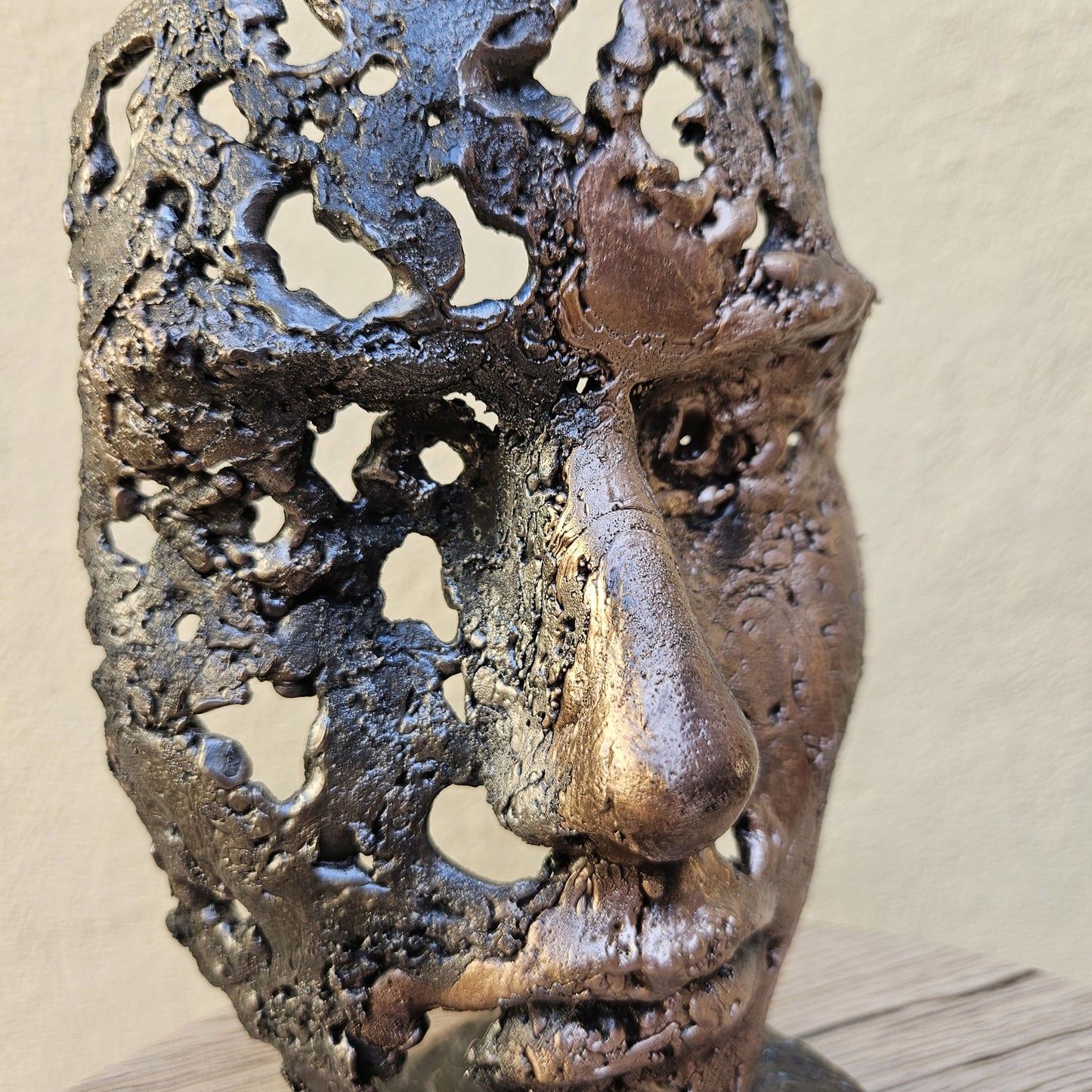 Une larme 58-23 - Sculpture visage dentelle métal acier et bronze