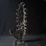 Sculpture abstraite de Philippe Buil : dentelle de métal en acier et bronze, reflets irisées et formes ajourées, œuvre unique contemporaine.