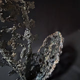 Sculpture abstraite de Philippe Buil : dentelle de métal en acier et bronze, reflets irisées et formes ajourées, œuvre unique contemporaine.