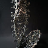 Sculpture abstraite de Philippe Buil : dentelle de métal en acier et bronze, reflets irisées et formes ajourées, œuvre unique contemporaine.