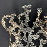 Détail de la sculpture Les Seuils du Jour, dentelle de métal acier et bronze, œuvre de Philippe Buil