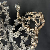 Vue rapprochée de la texture acier et bronze de la sculpture Les Seuils du Jour