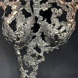 Vue rapprochée de la texture acier et bronze de la sculpture Les Seuils du Jour