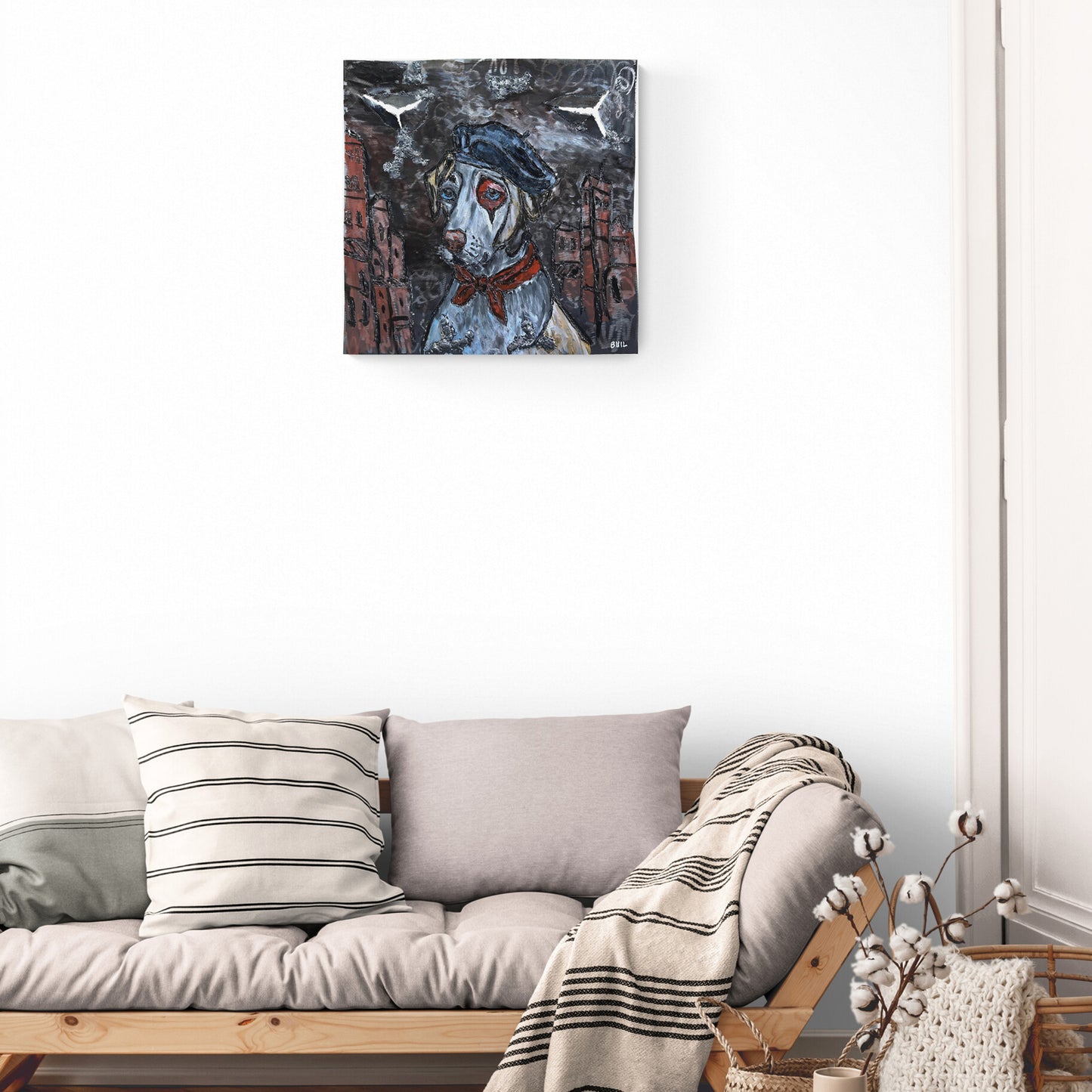 Sculpture murale en métal de Philippe Buil représentant un chien portant un béret et un foulard basque, avec pigments colorés et fond texturé sombre