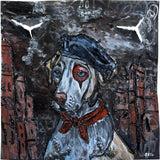 Sculpture murale en métal de Philippe Buil représentant un chien portant un béret et un foulard basque, avec pigments colorés et fond texturé sombre