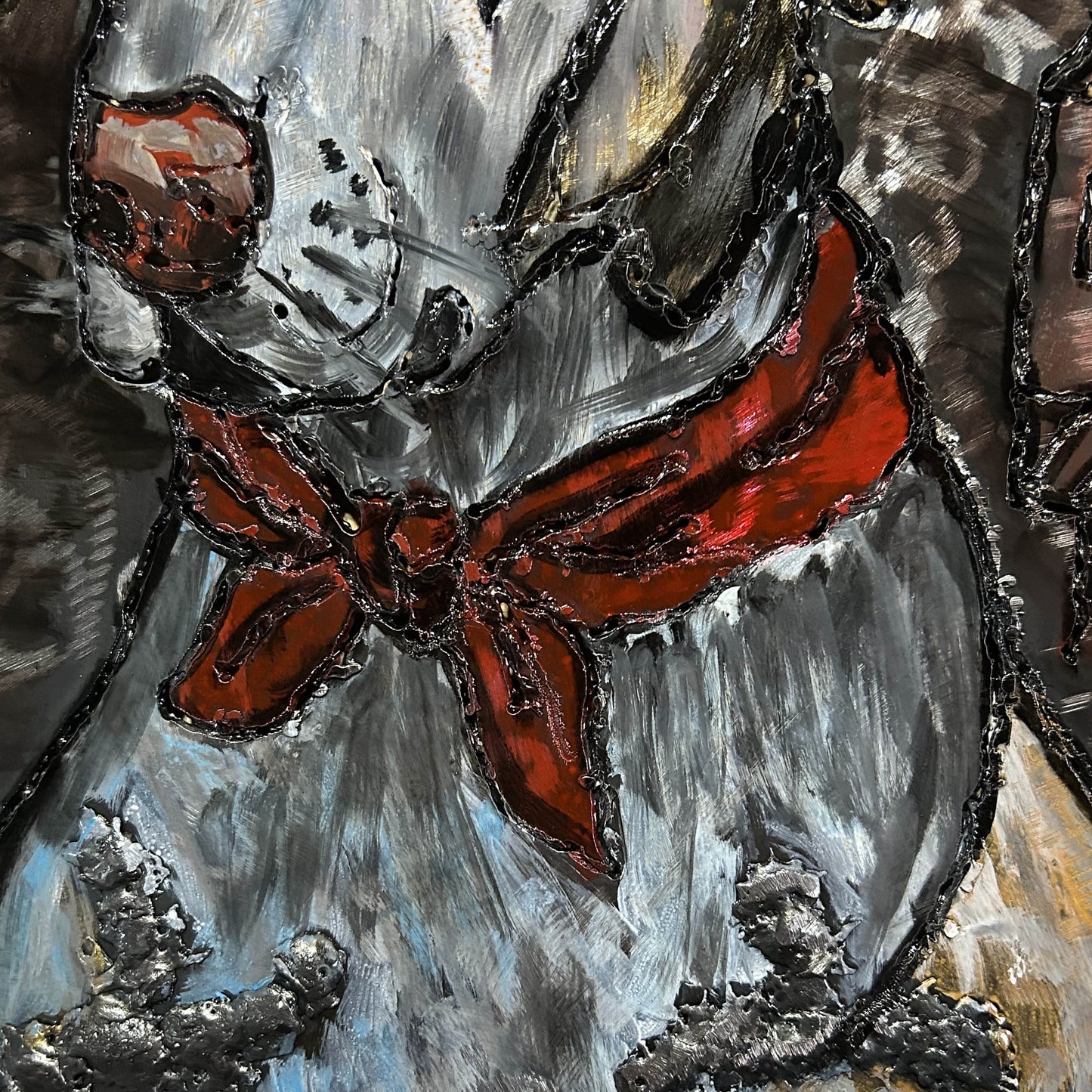 Sculpture murale en métal de Philippe Buil représentant un chien portant un béret et un foulard basque, avec pigments colorés et fond texturé sombre