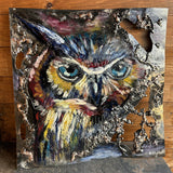 Œuvre murale de Philippe Buil représentant un hibou coloré réalisée en acier, dentelle de bronze et pigments, avec textures métalliques en relief.