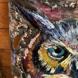 Œuvre murale de Philippe Buil représentant un hibou coloré réalisée en acier, dentelle de bronze et pigments, avec textures métalliques en relief.