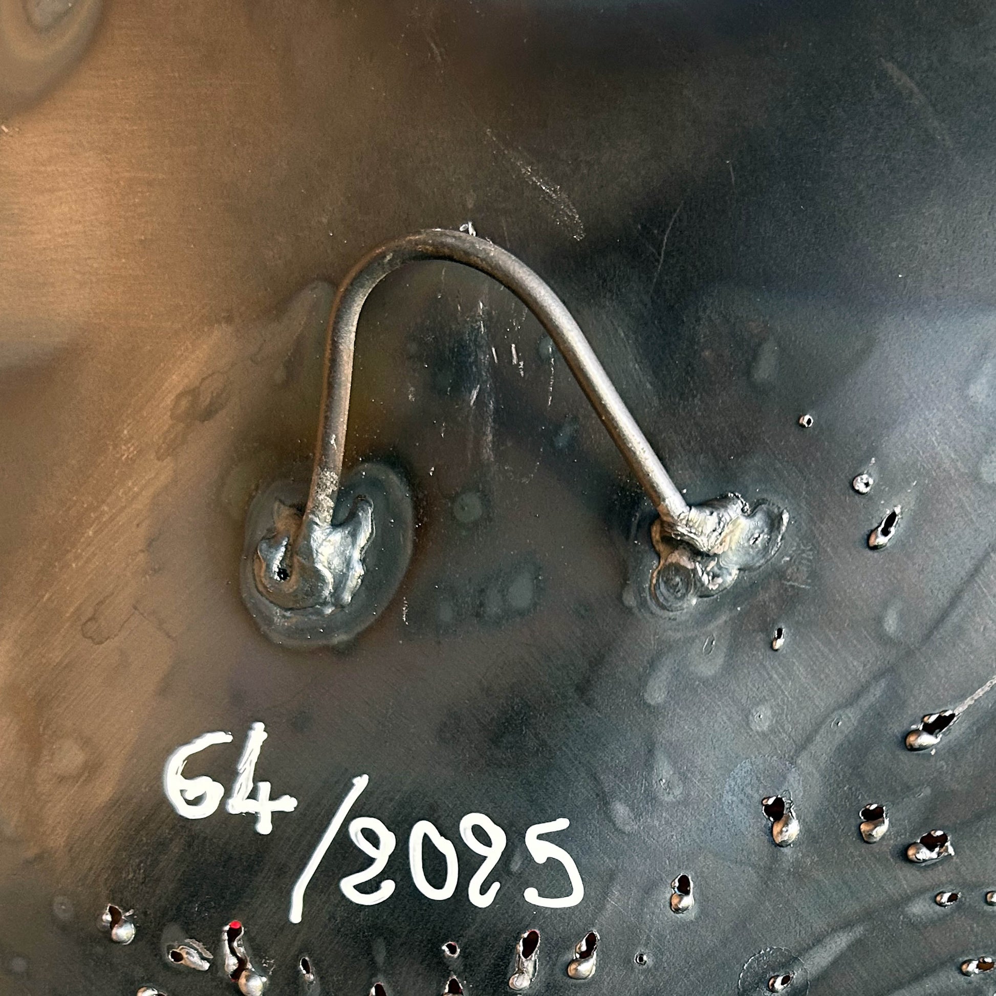 Œuvre murale de Philippe Buil représentant un hibou coloré réalisée en acier, dentelle de bronze et pigments, avec textures métalliques en relief.