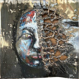 Tableau contemporain en métal de Philippe Buil représentant un visage en relief, moitié peint avec des pigments, moitié ajouré en dentelle d’acier et de bronze, créant un jeu d’ombres et de lumière.