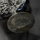 Sculpture de Philippe Buil représentant un visage humain en dentelle d'acier et bronze. Le côté gauche du visage est coloré avec des pigments bleus et rouges, tandis que le côté droit se transforme en une structure métallique ajourée et arborescente.