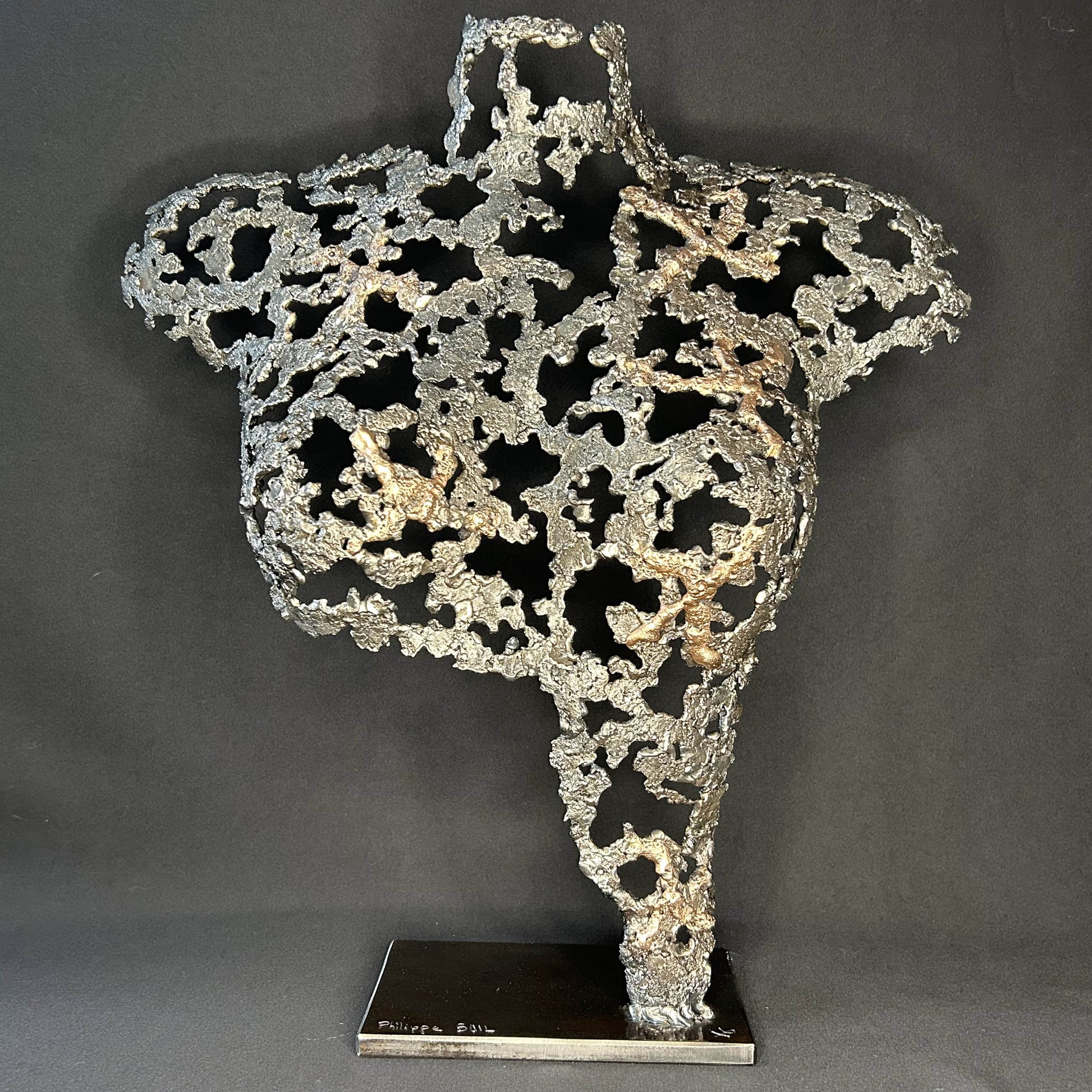 Sculpture contemporaine Belisama Le Souffle de Philippe Buil, buste de femme à taille réelle en dentelle de métal acier et bronze avec étoiles fondues, vue de face sur fond sombre.