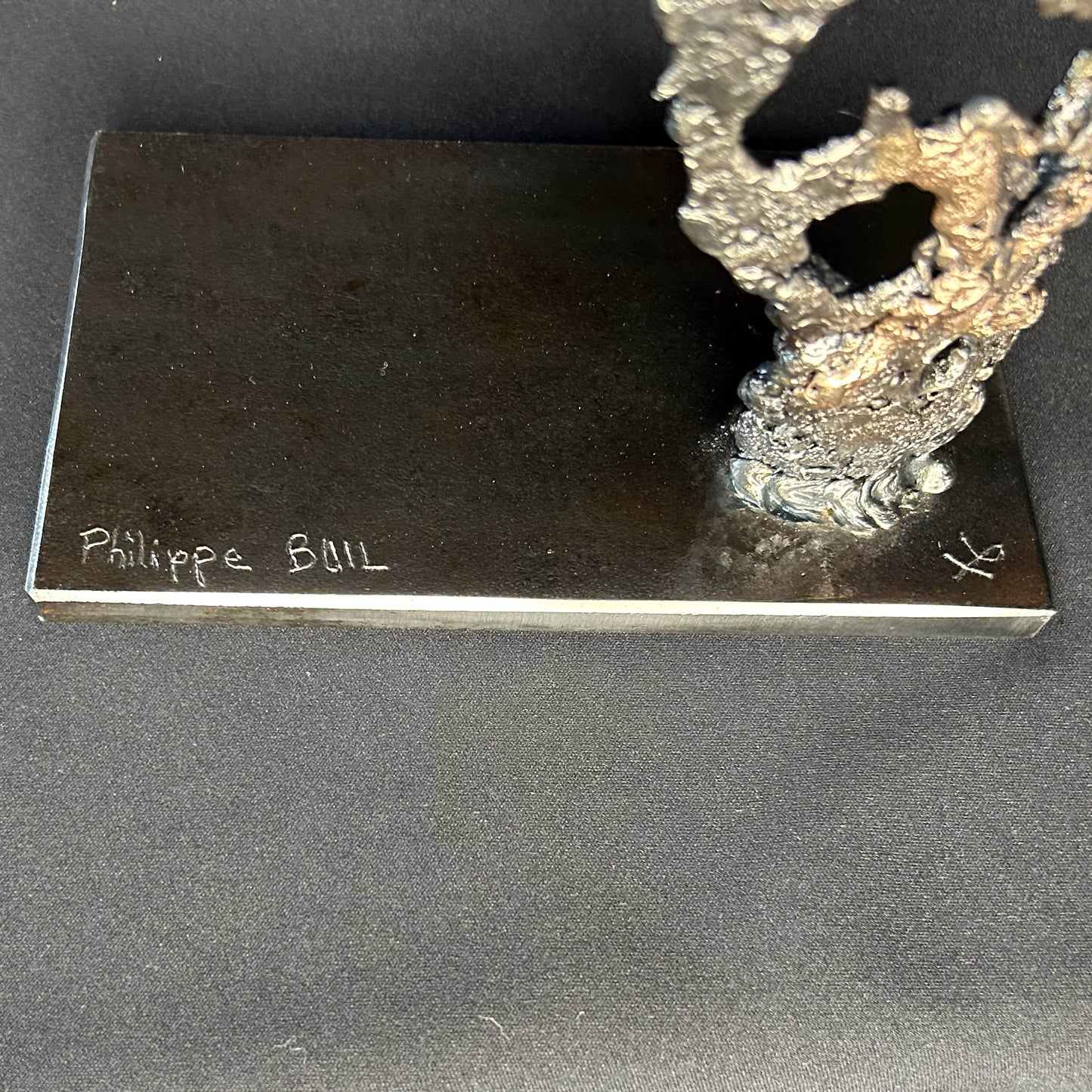 Signature et socle Sculpture contemporaine Belisama Le Souffle de Philippe Buil, buste de femme à taille réelle en dentelle de métal acier et bronze avec étoiles fondues,  sur fond sombre.