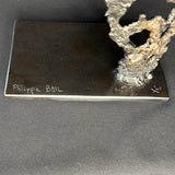 Signature et socle Sculpture contemporaine Belisama Le Souffle de Philippe Buil, buste de femme à taille réelle en dentelle de métal acier et bronze avec étoiles fondues,  sur fond sombre.